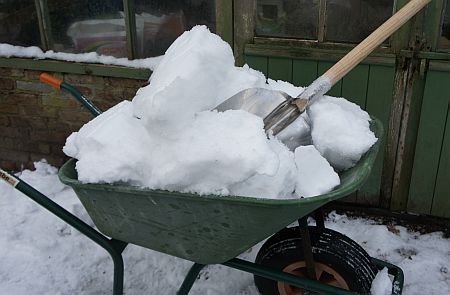 kruiwagen met sneeuw