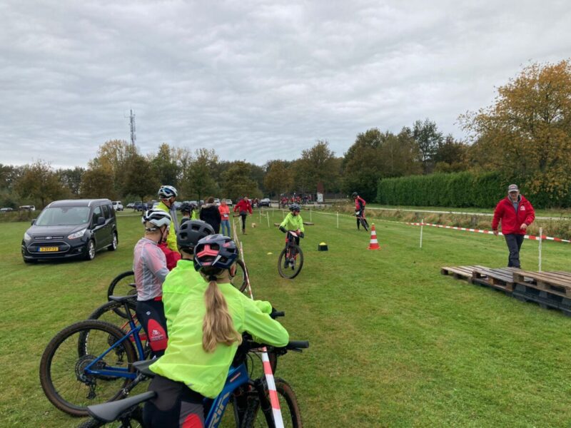 Geslaagde MTB Havelte clubdag met wedstrijdjes, techniektraining en een heerlijke barbecue