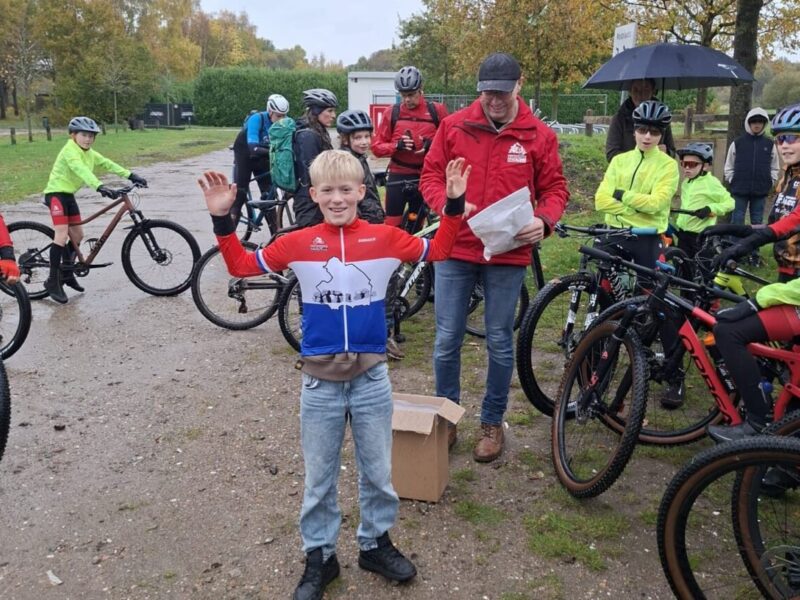Nederlands kampioen Joas neemt zijn driekleur in ontvangst
