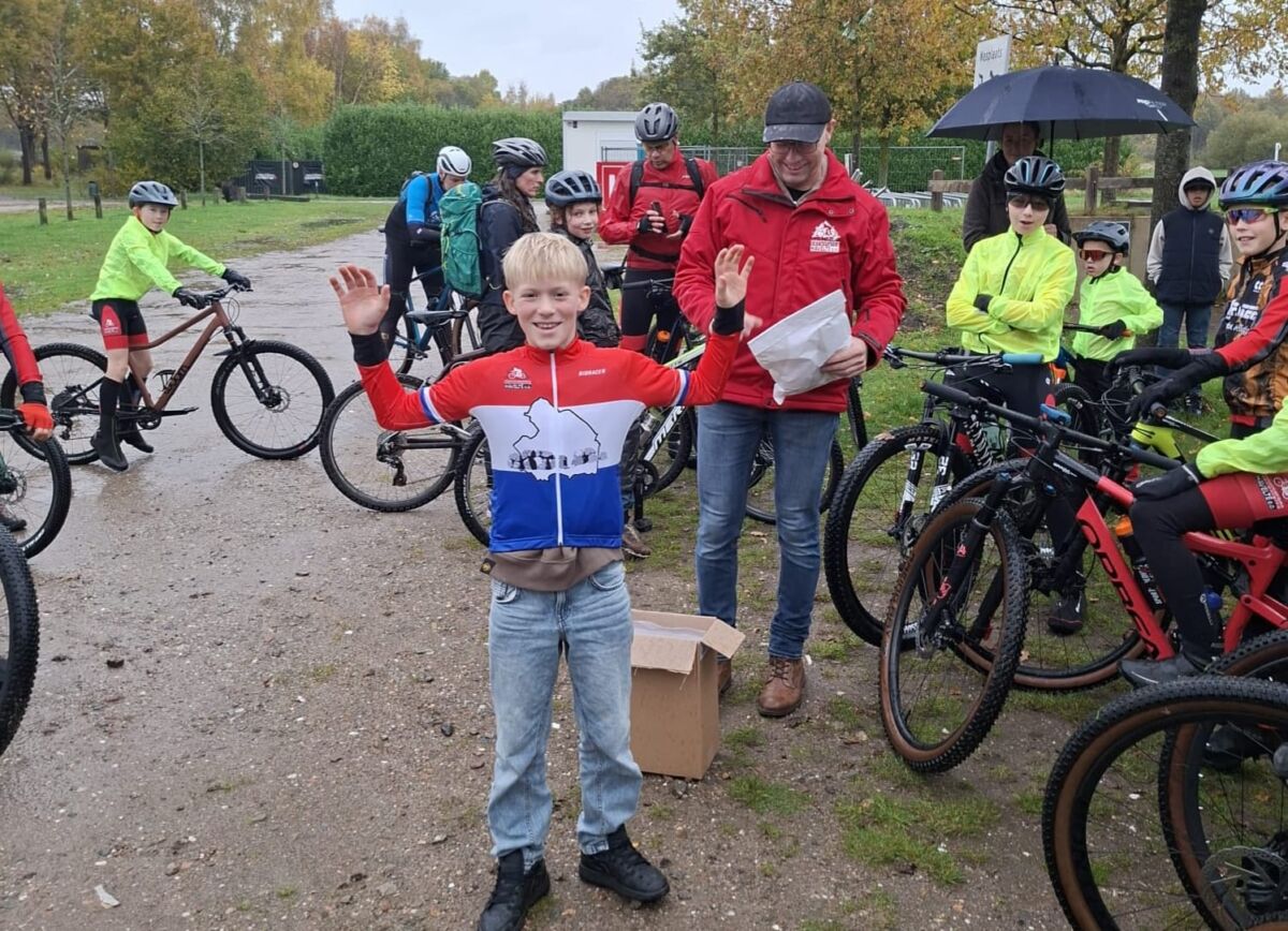 Nederlands kampioen Joas neemt zijn driekleur in ontvangst