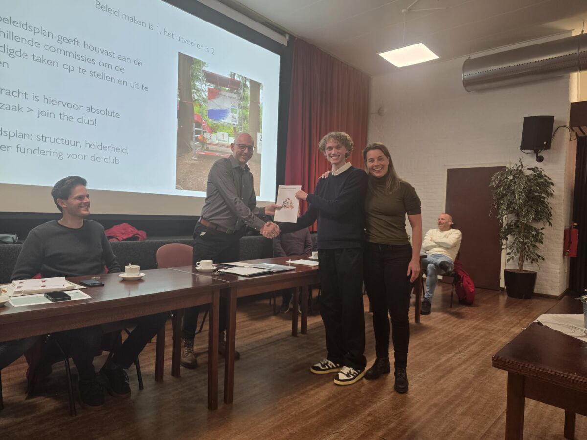 Beleidsgroep overhandigt beleidsplan aan bestuur