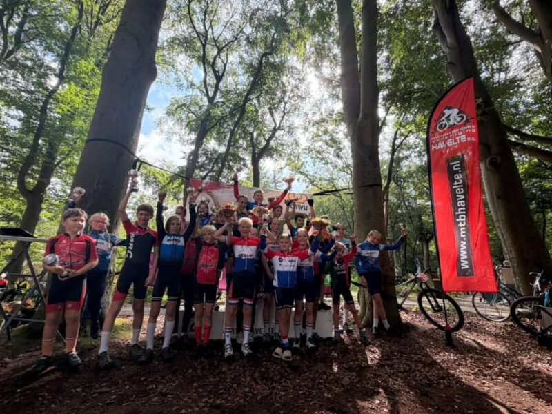 Ruim 200 mountainbikers geven de Woldberg kleur tijdens de LJC en Woldbergcup